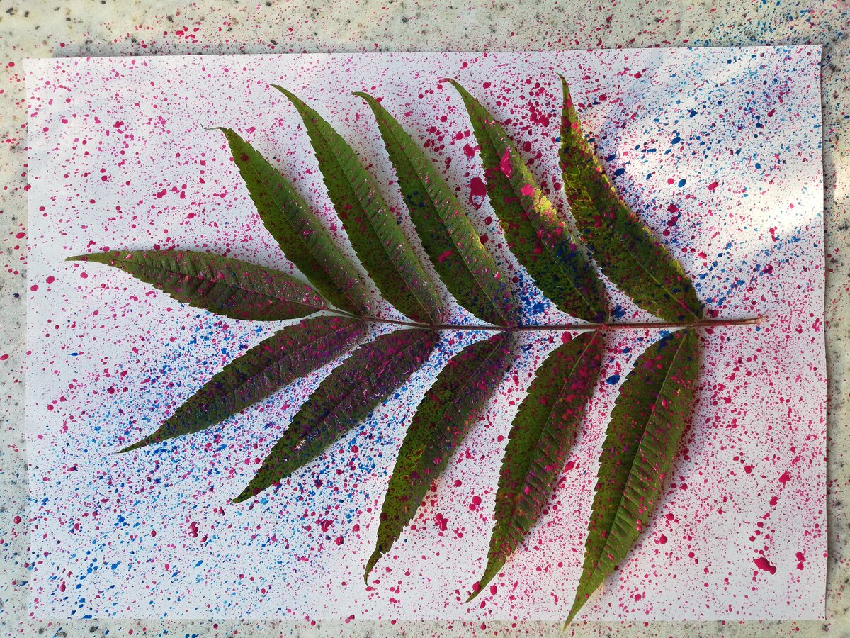 Я использовала несколько цветов. В этой работе всё зависит от вашей фантазии! Картины получаются неповторимые и очень красивые!