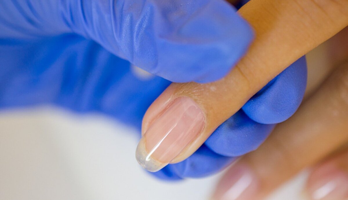 Нанесение базового покрытия на ногти. Ногти без праймера