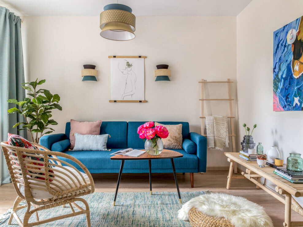 В гостиной диван, бра и подвесная лампа, все La Redoute; пуф, скамья и столик, все IKEA. Краска, San Marco. На полу кварц-виниловая плитка, Alpine Floor. Декор и цветы, Symphony. Растения от студии Strekoza. Над диваном графическая работа Даши Кульчихиной, а на стене справа — Аллы Мыцу. 