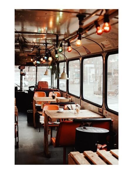 трамвай-кафе. скромно, по-простому аккуратно.