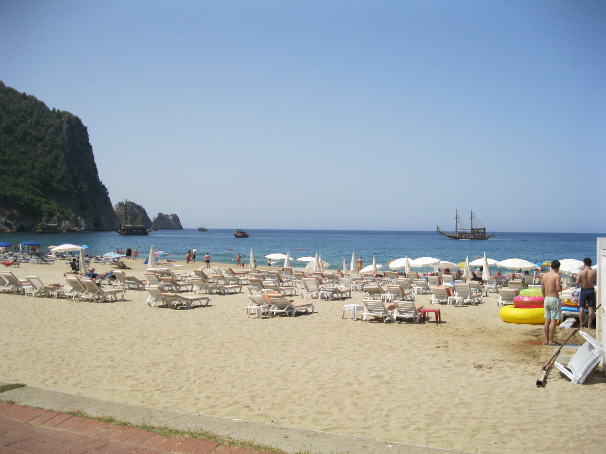 Пляж за который еще нужно было платить, хотя писали, что есть свой собственный пляж...