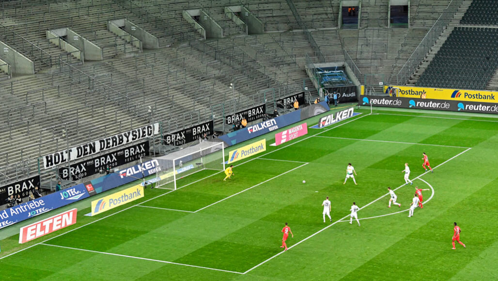 Эксперты в области здравоохранения говорят, что меры по социальному дистанцированию, такие как отмена общественных мероприятий, являются ключом к борьбе с распространением заболевания. Некоторые спортивные игры, такие как футбольный матч 11 марта в Мёнхенгладбахе, Германия, теперь проводятся на стадионах без болельщиков. Изображение: MARTIN MEISSNER/ASSOCIATED PRESS