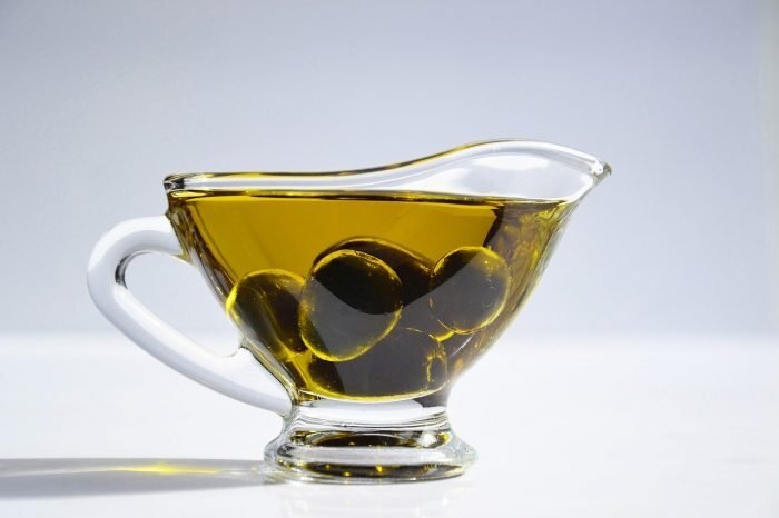 Оливковое и подсолнечное масла: 5 причин их смешивать, а не сравнивать