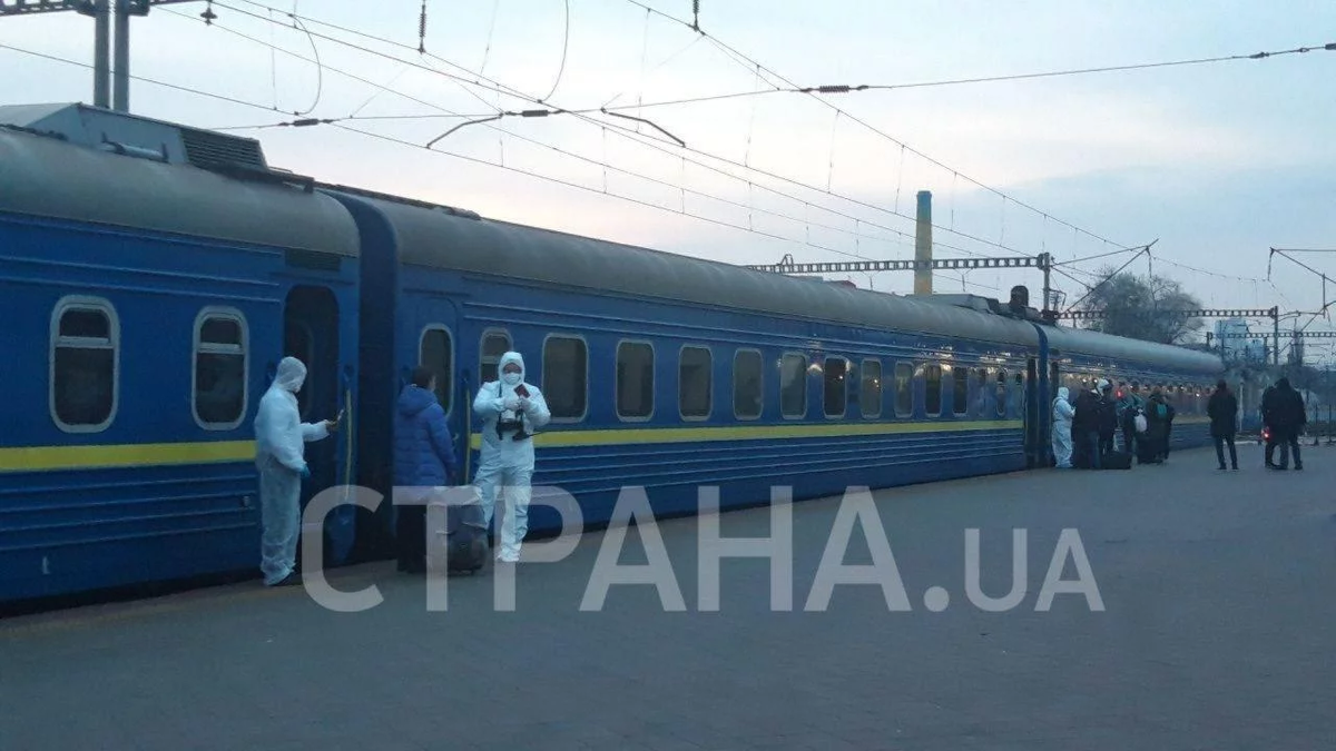 Очереди на Центральном железнодорожном вокзале, откуда отправляется поезд в Москву