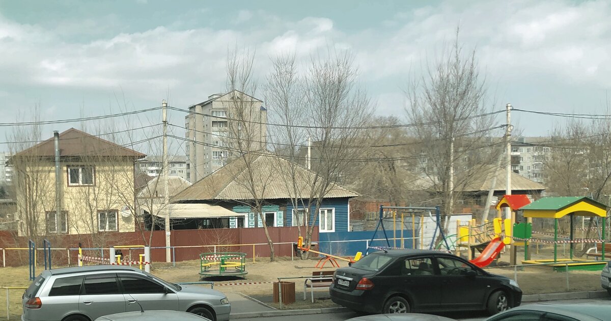 Лентой перекрыли вход на площадку, а также на каждый аттракцион