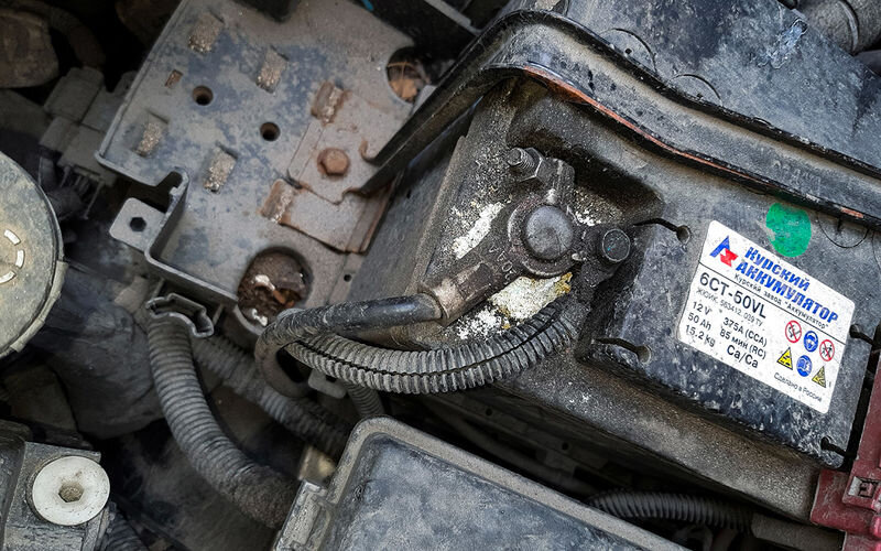 Второй за шесть лет аккумулятор уже на подходе — надолго избавиться от окисления не удается.
