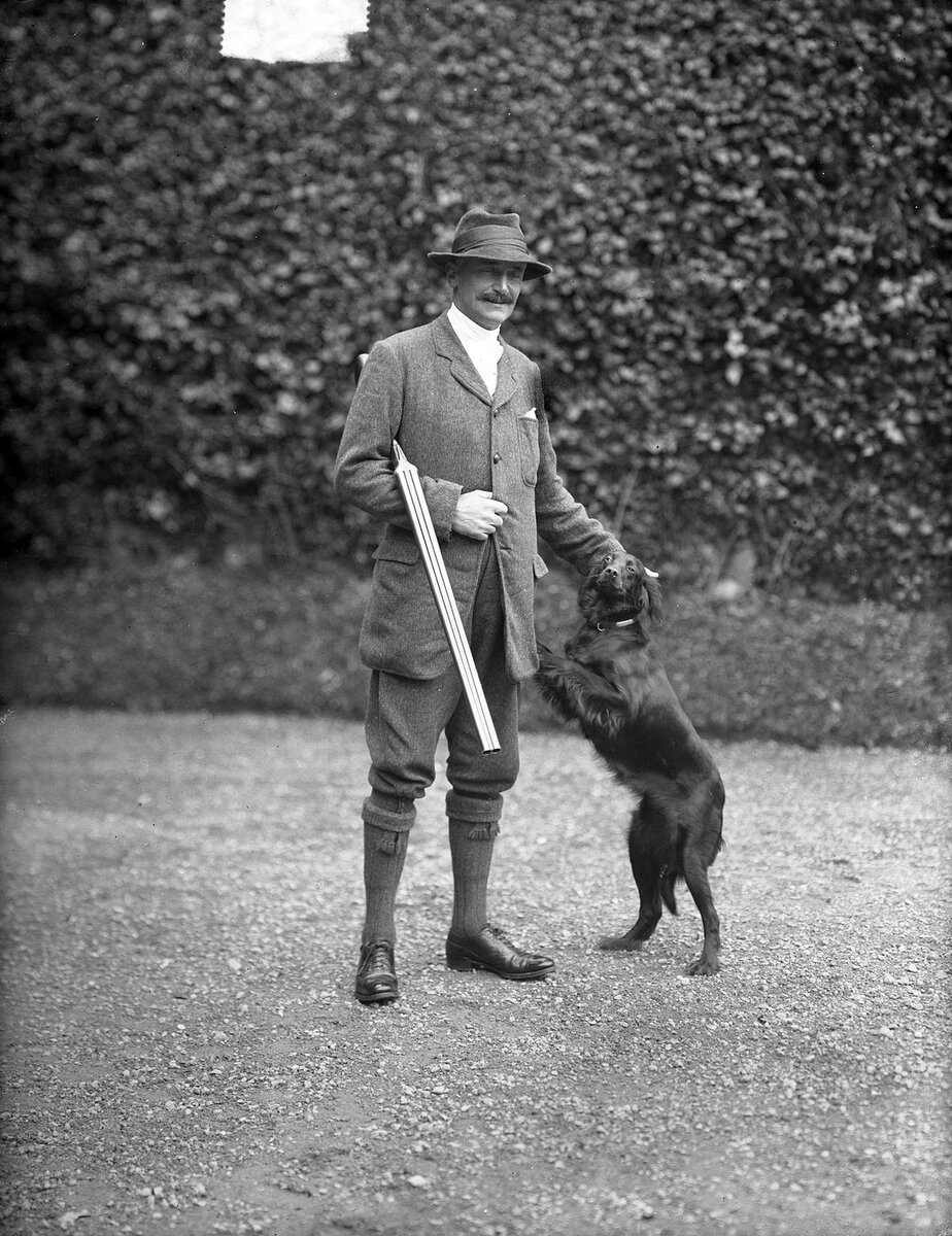 Отец Амсли возвращается с охоты.