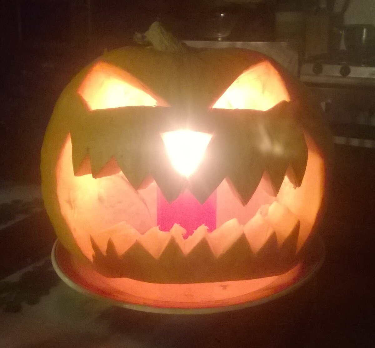 Тыкву вырезали сами. Фото автора.