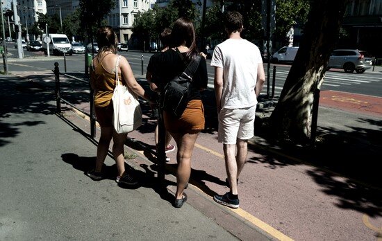 Летним вечером на улице с алкоголем очень много людей