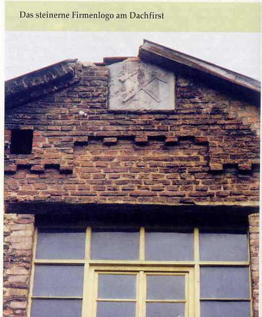 Каменный логотип  компании на коньке крыши. Фото из журнала «Trödler & sammeln» №254, январь 2001 г.