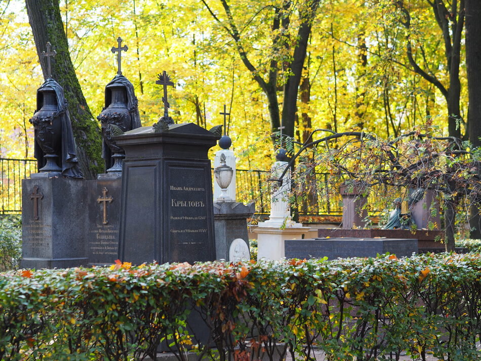 Александро невская лавра некрополь экскурсии. Некрополь Мастеров искусств. Лазаревская усыпальница Александро-Невской Лавры. Пушкинский некрополь. Некрополь Мастеров искусств участок художников.