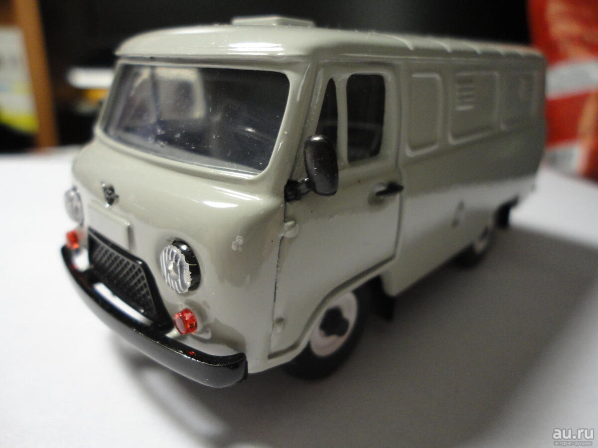 "Глухой" Уаз с максимальной детализацией: дверные ручки, зеркала заднего вида (иногда встречаются варианты с дворниками). 