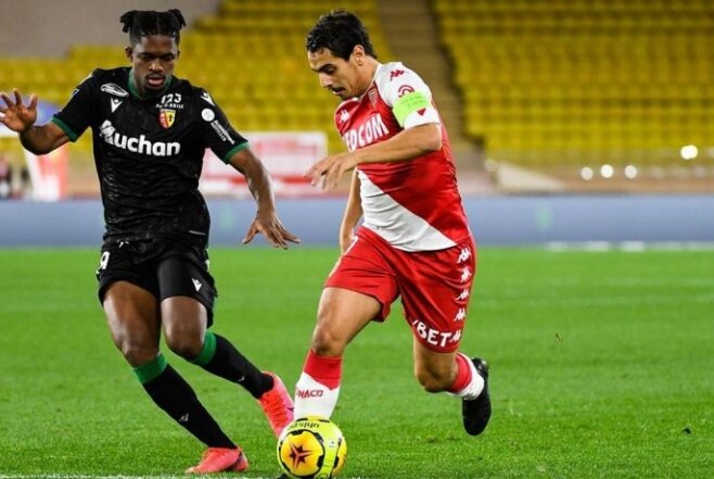 Дукуре в борьбе с нападающим Монако