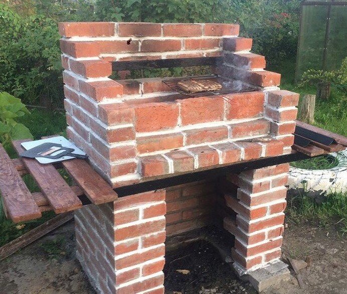 Мангал из кирпича. Варианты мангала из кирпича. Уличный кирпичный мангал. Печи барбекю из кирпича брик. Уличные барбекю.