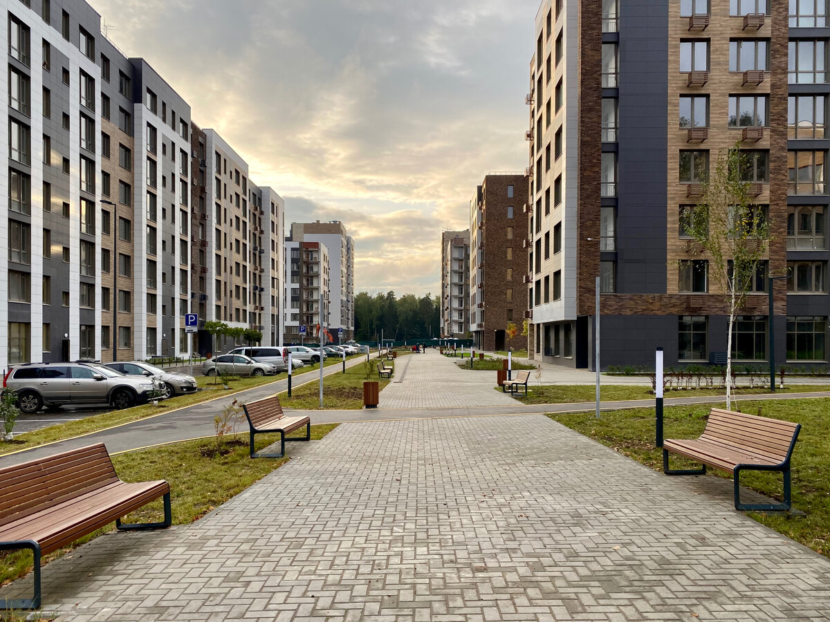 Парковочных мест на территории достаточно, они отделены от дворов и детских площадок. Плюс будет охраняемый паркинг в 8 этажей. 