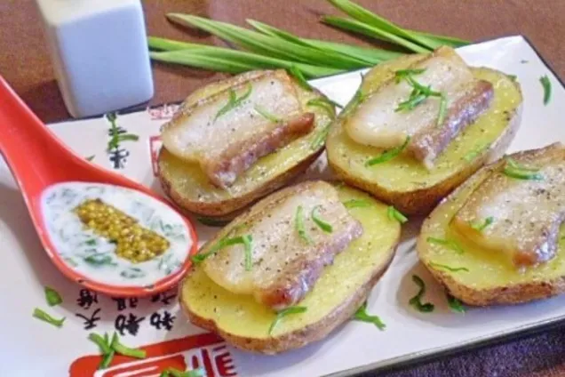 Картофель с салом в духовке 