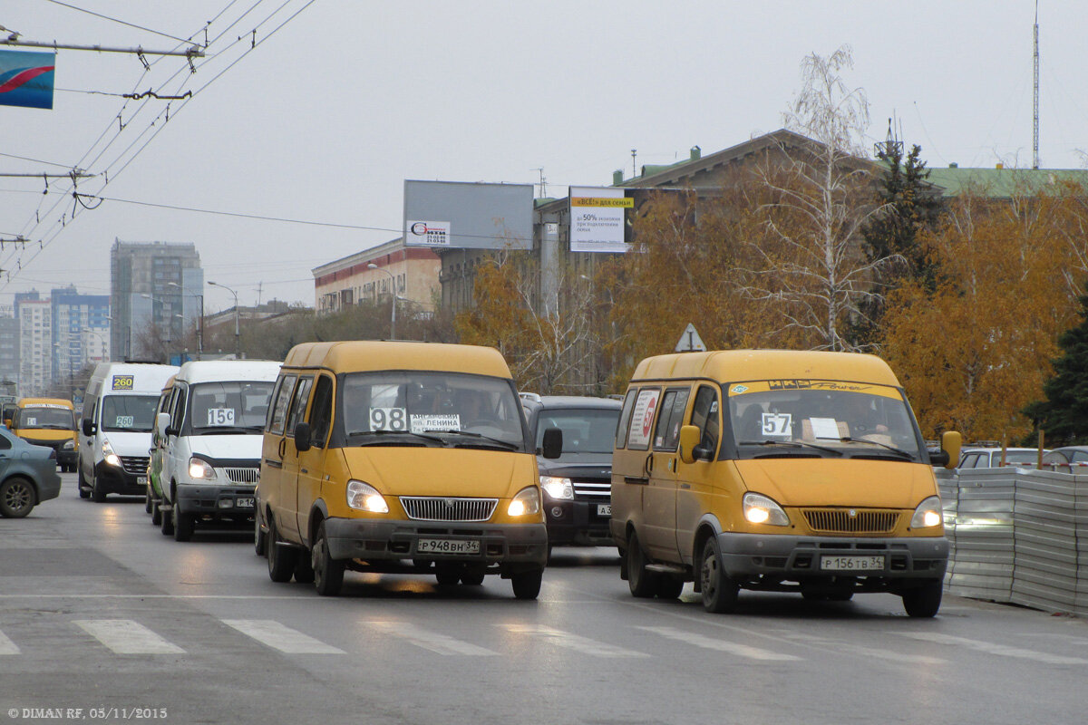 ГАЗель маршрута № 57 Нижний посёлок ВгТЗ — Улица Кузнецкая на проспекте Ленина в окружении микроавтобусов других маршрутов