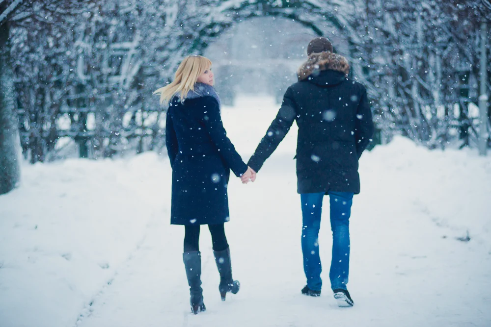 Доверие зима. Парень и девушка зима. Парень с девушкой зимой. Прогулка пары зимой. Влюбленные в снегу.
