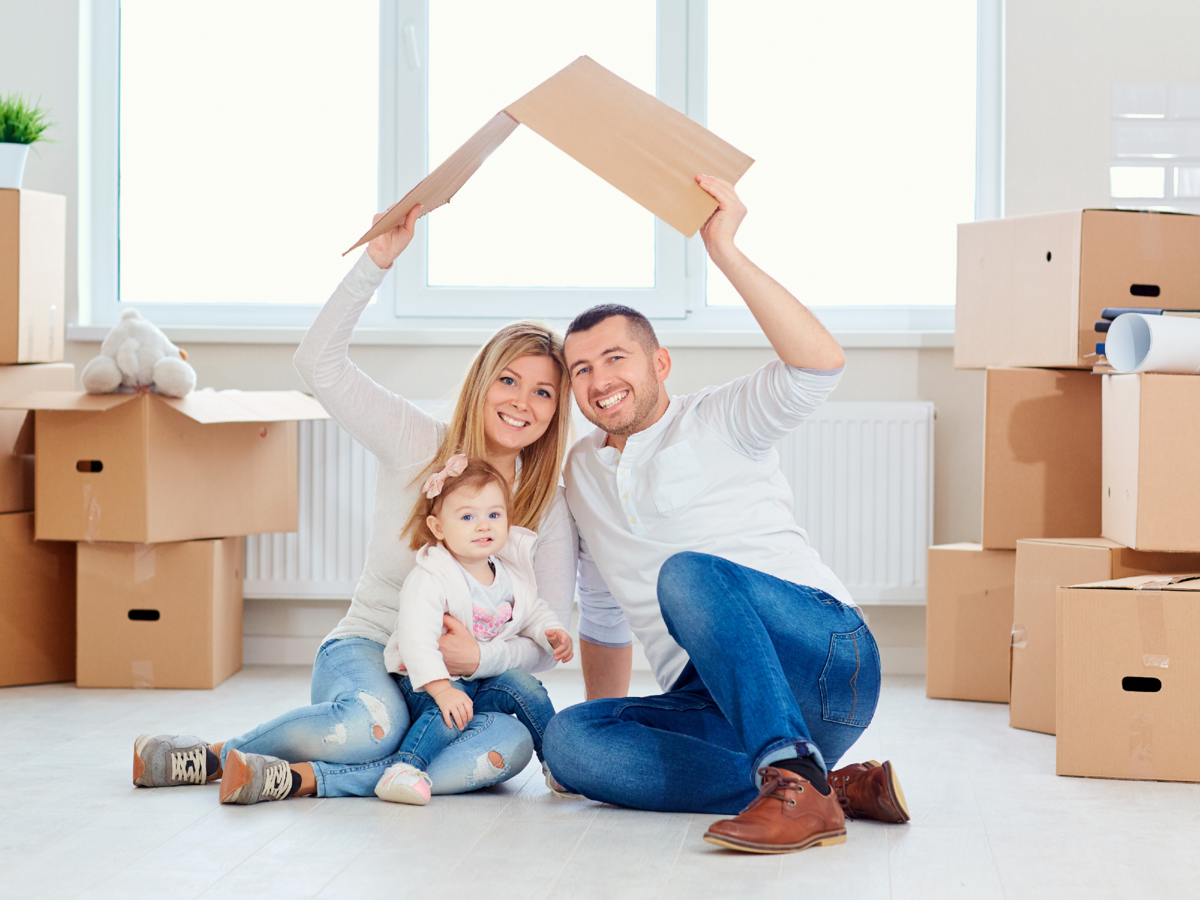 Семья ипотека. Семейный переезд. Счастливый ребенок в новой квартире. Сонина мама переезжает в новый дом. Семья переезжает в новый дом.