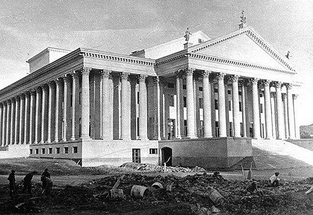 Фото: pastvu.com. Строительство Зимнего театра в Сочи