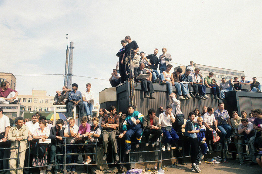 Толпа у офиса МММ на Варшавке жила слухами и варилась исключительно в том, что рождала сама. Фото: img-fotki.yandex.ru