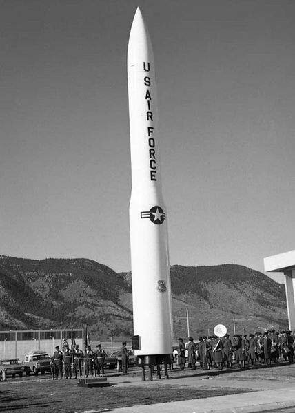 Официальные лица академии ВВС США принимают ракету Minuteman III. 1971 год. Источник изображения: warspot.ru