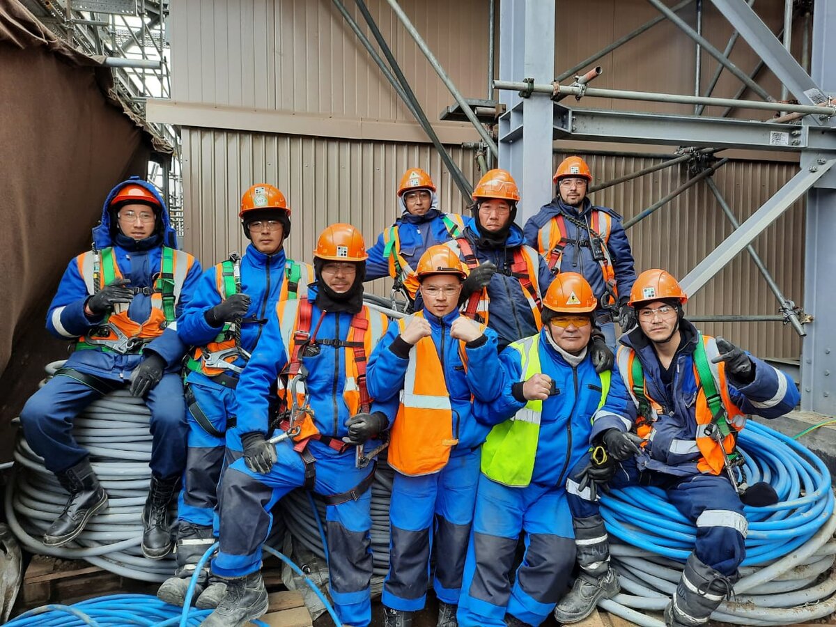 Звено бригады электро монтажников ЗАО"ЭнергоСтрой"