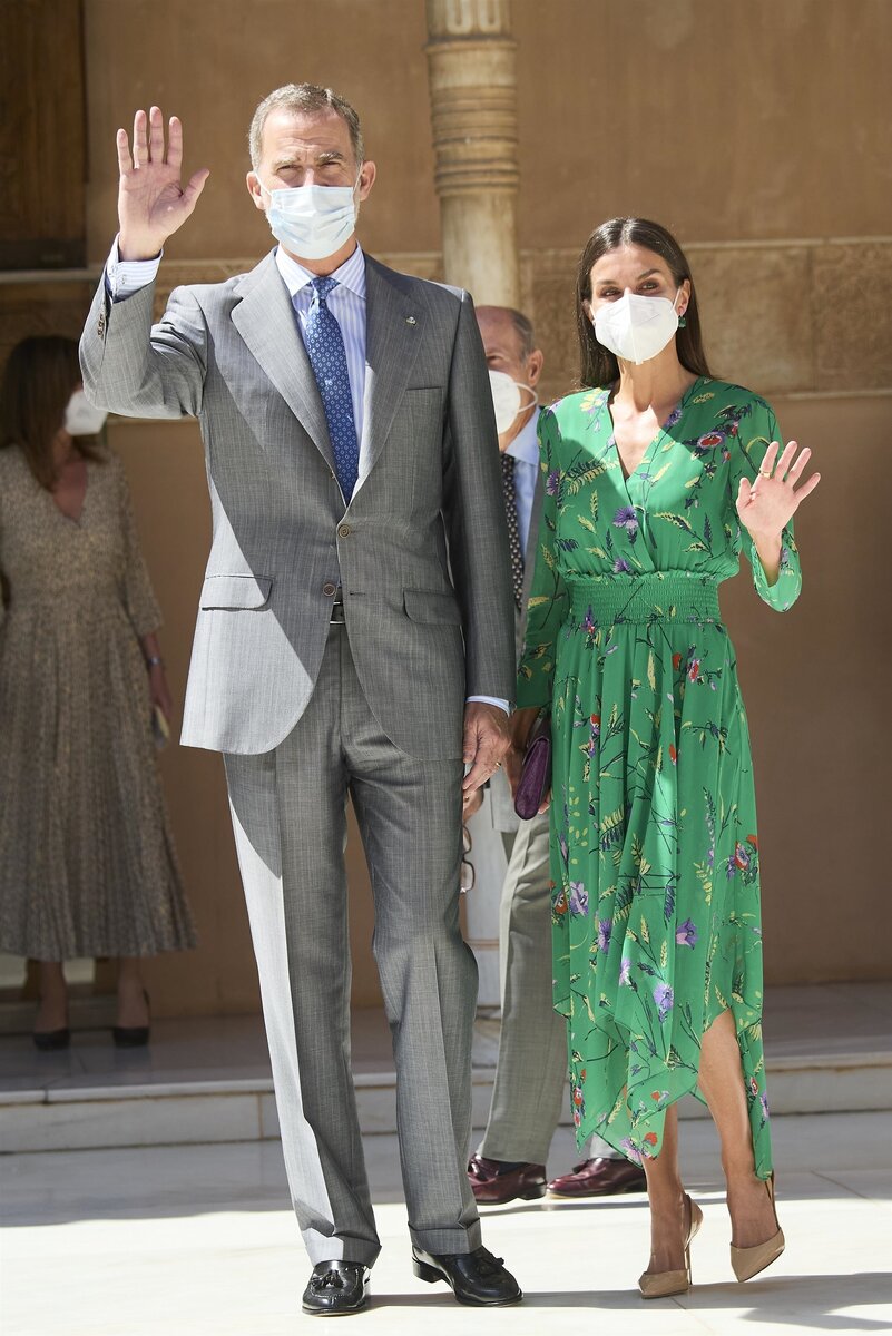     Король Испании Филипп и королева Летиция в платье Maje, 2021 год