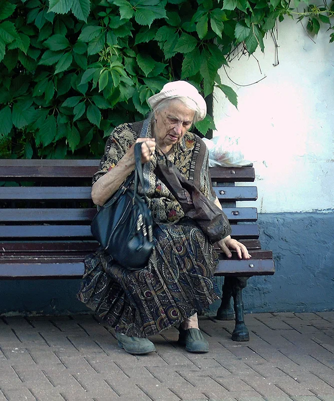 Здесь мама сидит. Старушка на скамейке. Бабка на лавочке. Старушки на лавочке. Бабушки на скамейке