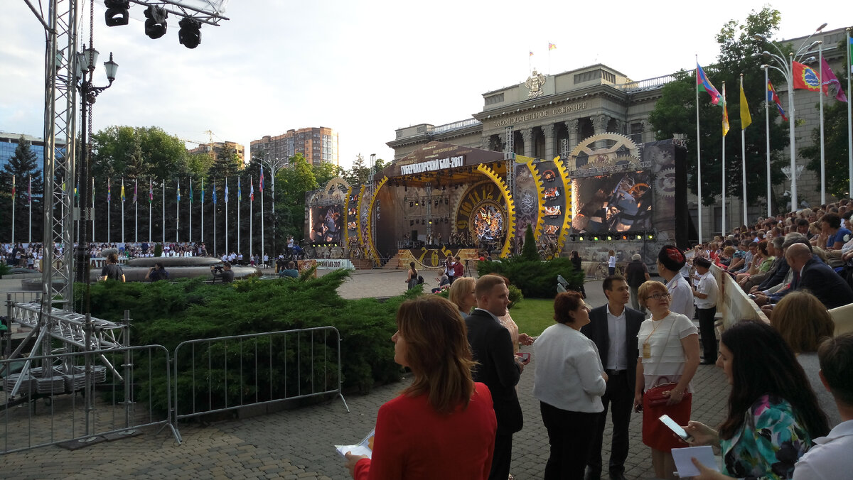 Губернаторский бал в Краснодарском крае впервые состоялся в 2006 году. С тех пор стало доброй традицией проводить его ежегодно для лучших выпускников школ со всего региона.