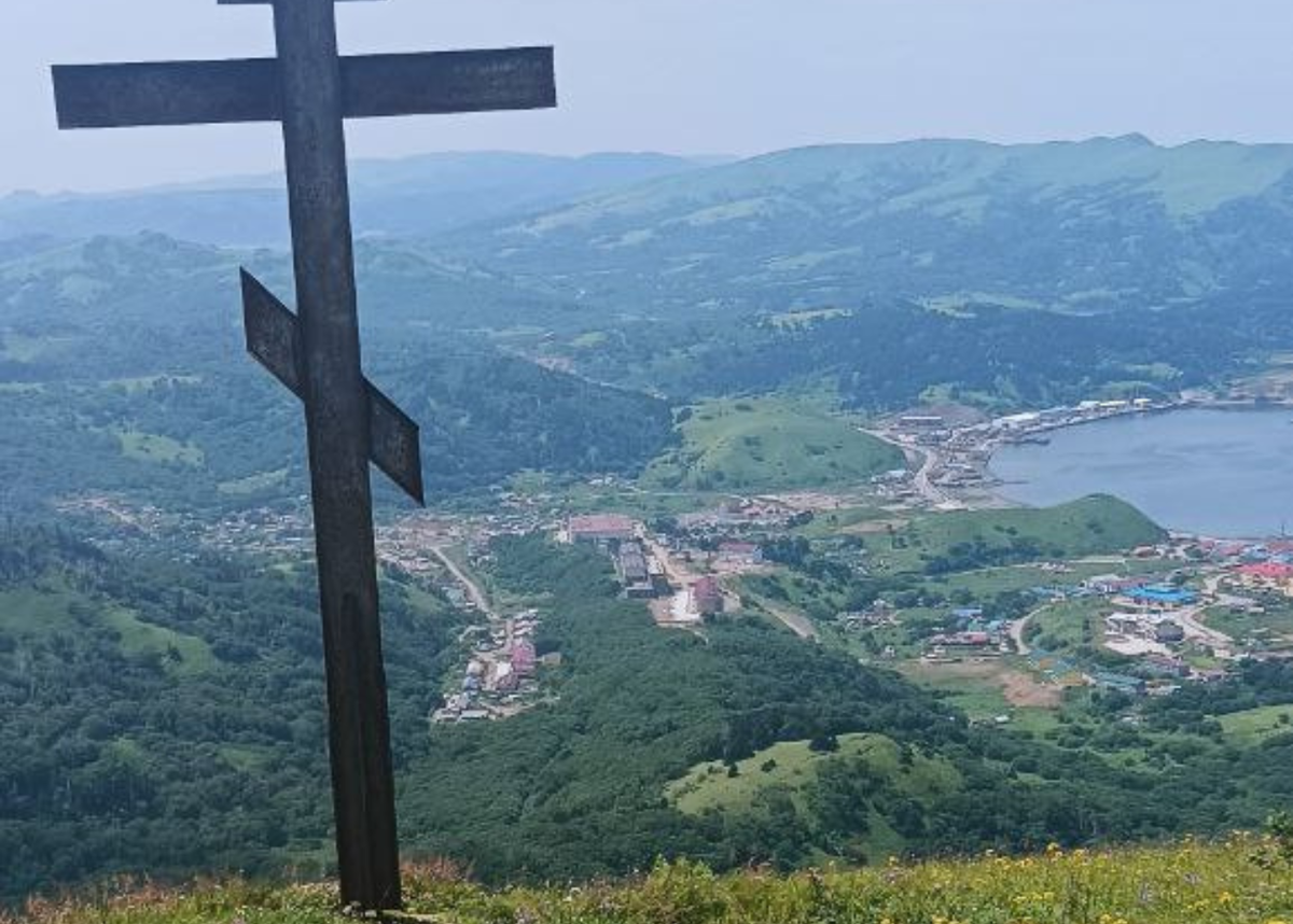 Самая высокая точка о. Шикотан. В простонародье эту гору называют 412. Вид потрясающий, внизу видно весь поселок Малокурильское.  Личное фото автора. 