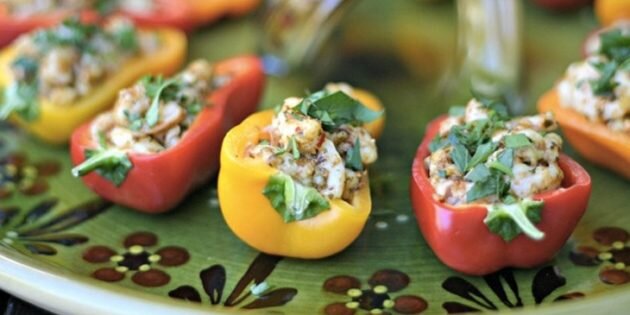 Перец фаршированный половинками. Перец фаршированный овощами. Начинка для фарширования перцев. Сколько варить фаршированный перец. Фаршированные перцы с картошкой.
