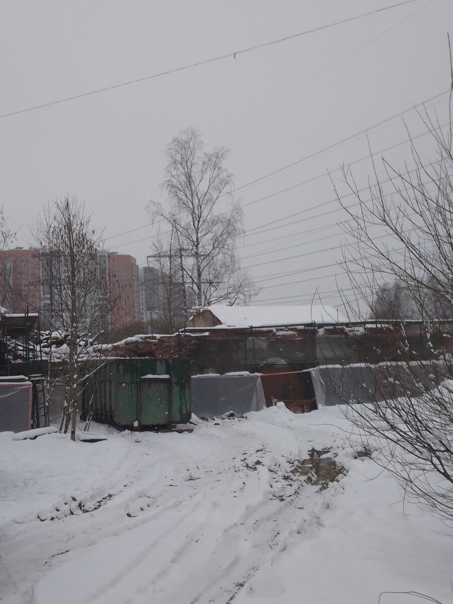 здание уже в лесах, но осталась старая крыша у той части, которая ближе к реке