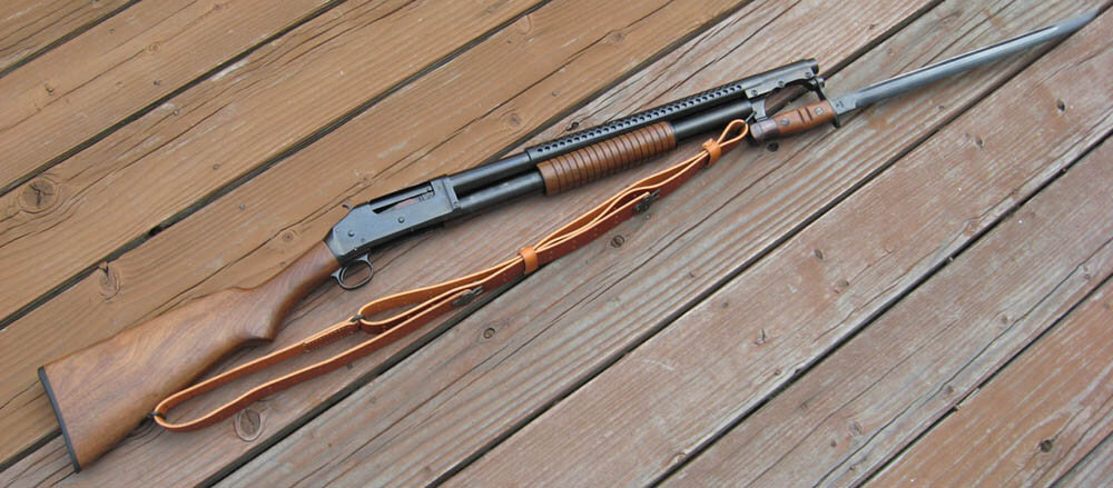 Winchester Model 1897 с двухточечным ремнем и примкнутым штык-ножом. Источник http://smallarms.ru/