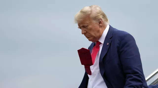 Трамп по трапу вниз...