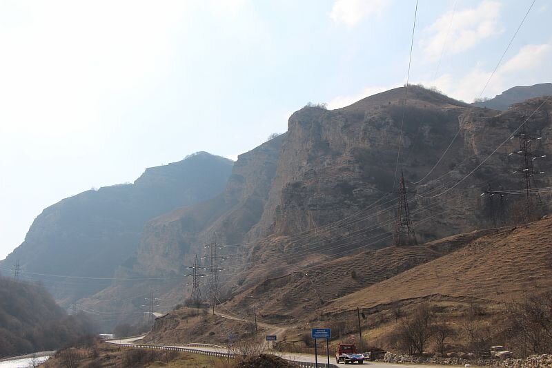 Дорога в Приэльбрусье. Если присмотреться можно увидеть профиль Пушкина. А на этом фото их кажется два.