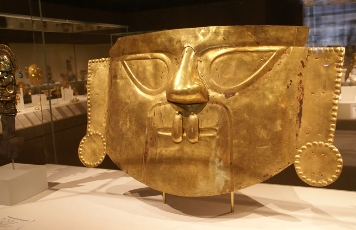 Погребальная маска инков, найденная на территории современного Перу