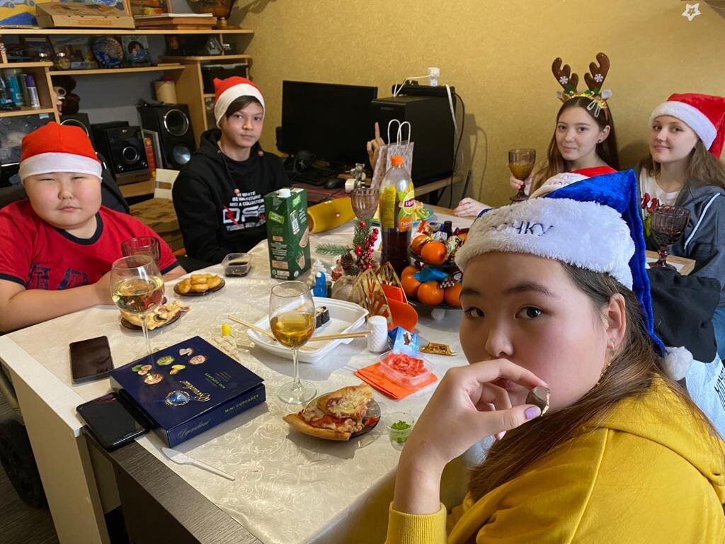 Данир с друзьями празднует Новый год