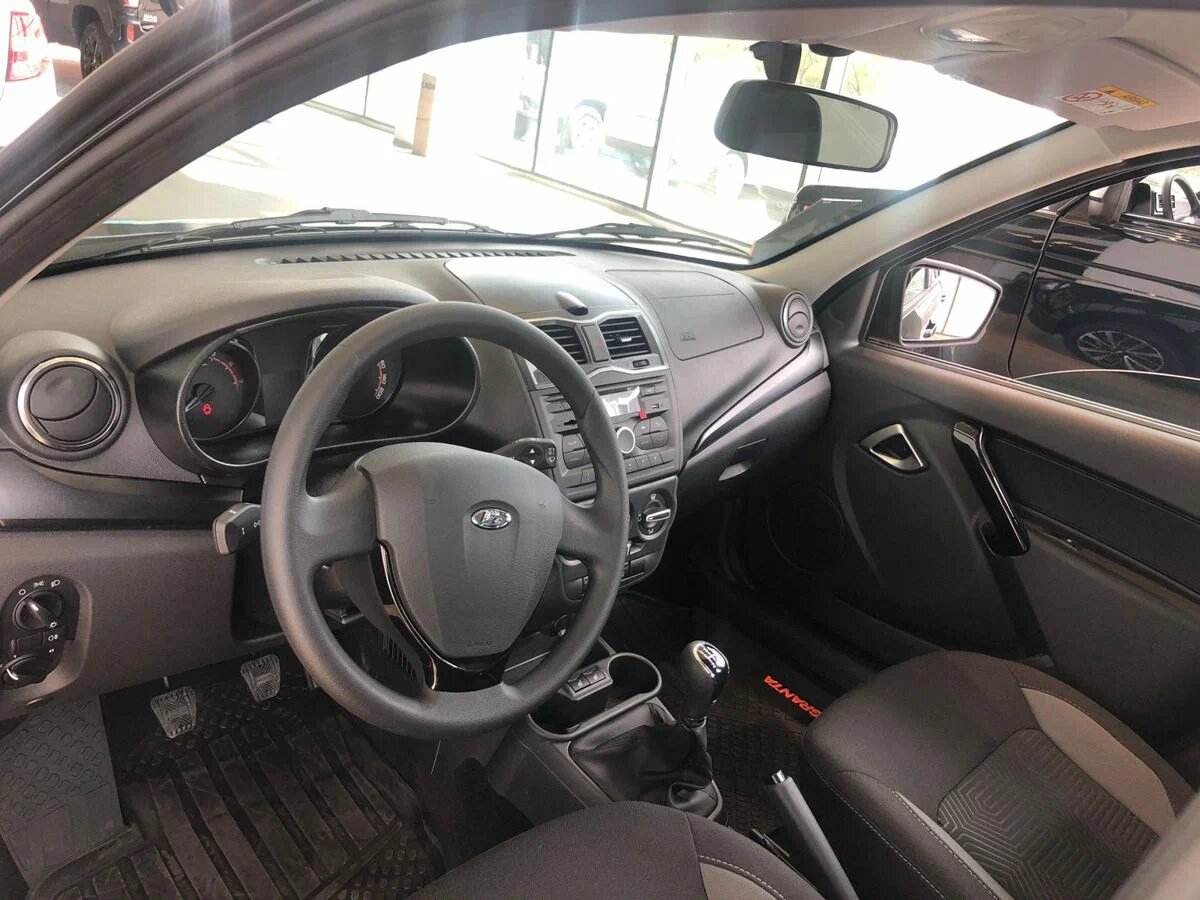 Что есть в самой дорогой Гранте седан за 925 900 руб. и чем она ...