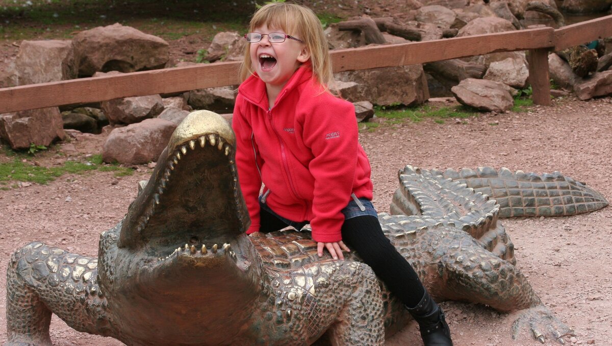     В Ростове неадекватный мужчина сливал свою кровь в канистру, тем временем бензин пропал на заправках в Донецке Ростовской области, а Росимущество с огромной скидкой распродает конфискованные кожаные аксессуары.