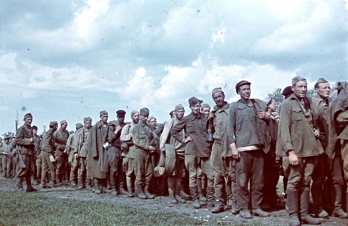Сколько год был в плену. Советские военнопленные 1942. Пленные немецкие солдаты 1942. Лагерь советских военнопленных 1941. Пленные советские солдаты ВОВ.