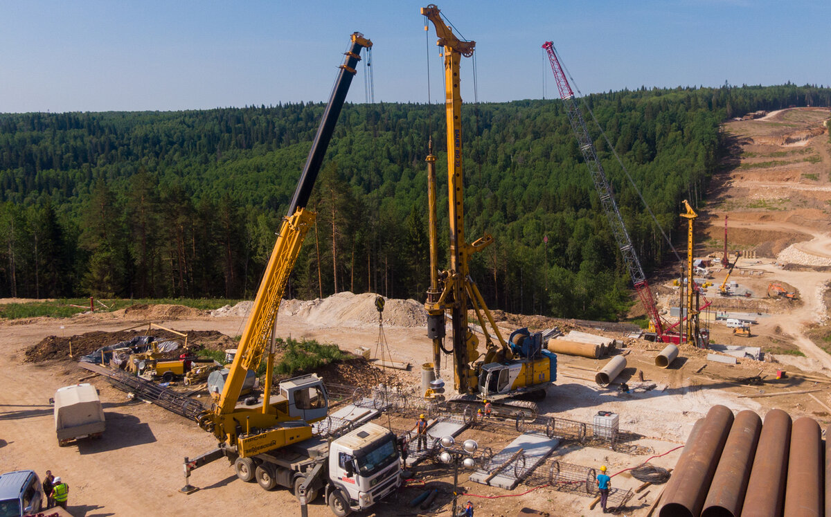 Устройство буронабивных свай на опоре моста через реку Большая Сарана