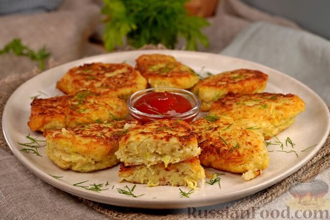 картофель, кабачки, яйца, крупа манная, соль, перец чёрный молотый, масло растительное