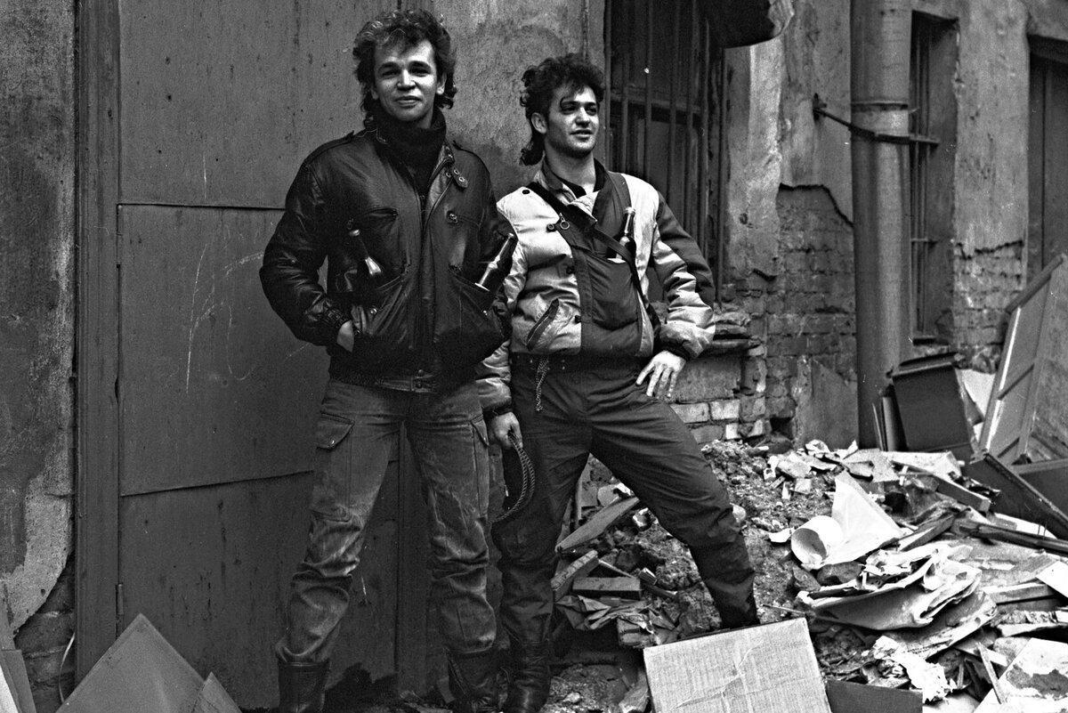     «Рок-н-ролл мертв, а я еще нет»: Цой, Науменко, Кинчев и другие легенды питерского рок-клуба 90-х