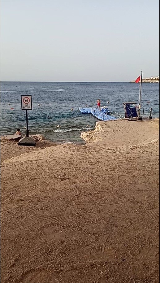 Море и пирс отеля Grand oasis 