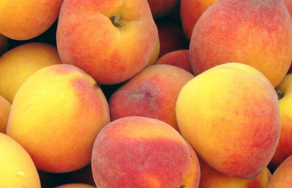 масса 4 персиков. нектарин сплюснутый. персики азербайджан. коробка с персиками. персики крымские, 1 кг.