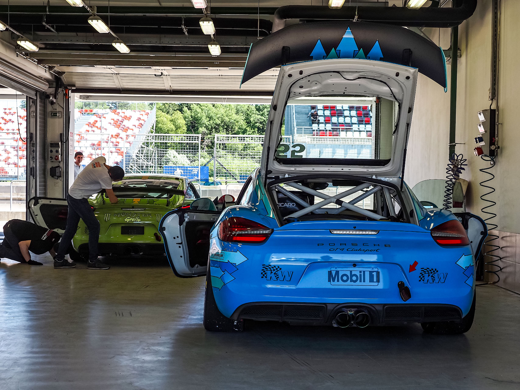 И зрелищно, и бесплатно, но зрители все равно по домам сидят. Посетил Porsche Challenge на Moscow Race Way1