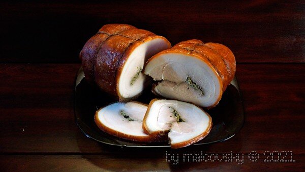 Рулет свиной в луковой шелухе