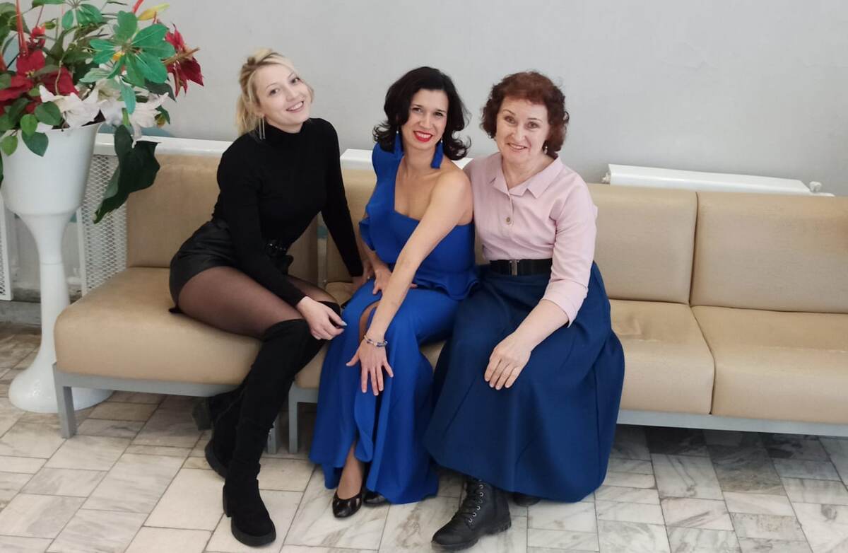 Три девицы не под окном;)