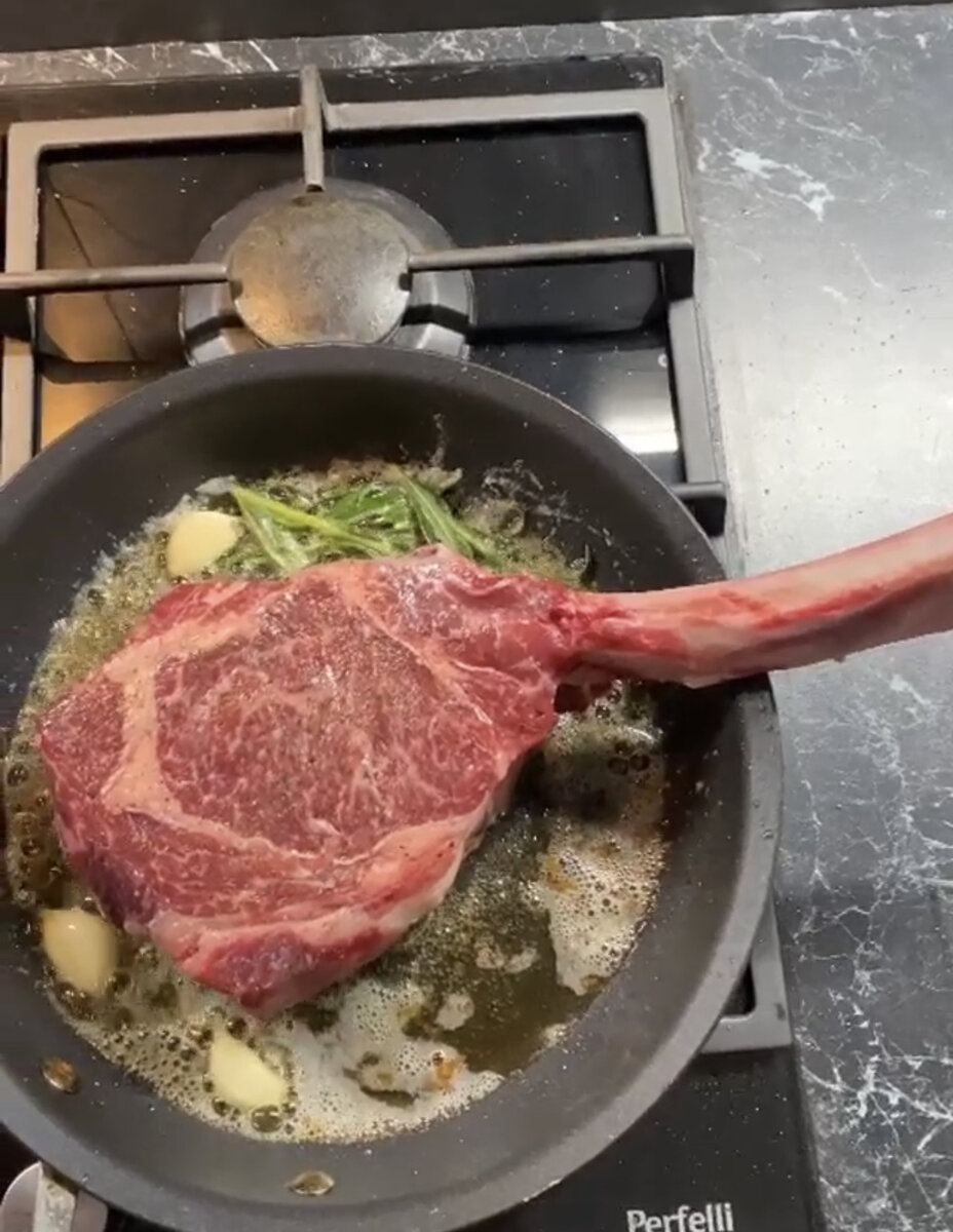 Выбирая уровень прожарки, учитывайте: чем жирнее отруб и чем больше в нем мраморных прожилков, тем дольше может длиться его тепловая обработка без ущерба для сочности. К примеру, степень Medium Well подходит для стейков на кости, а также жирных, крупных кусков говядины –Топ-блейда, Рибая на кости, Чак ролла. Жирные и сочные Скерт или Рибай жарят до стадии Medium. Если в мясе мало прожилков (Пиканья, Нью-Йорк, Денвер, Фланк), лучше остановиться на фазе Medium rare. Постные и мягкие стейки типа Филе-миньон предпочтительно доводить до кондиции Rare. Заметим, что при слабой прожарке отдых стейка должен быть более длительным.